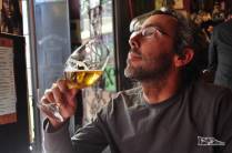 Degustando uma boa cerveja em café de Punta Arenas, no sul do Chile